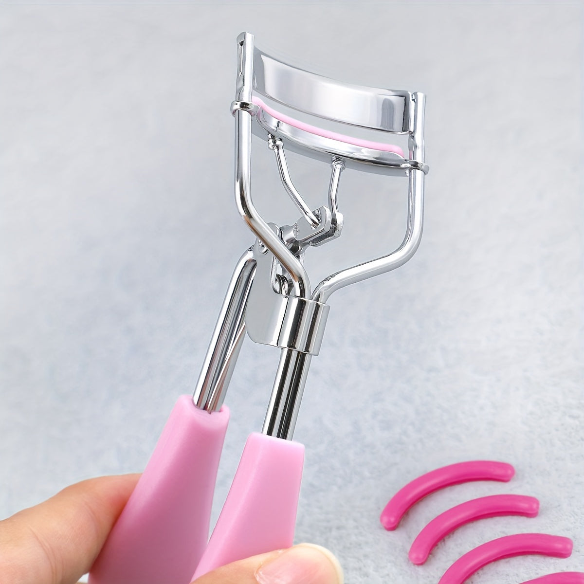 Portable Eyelash Curler (15 Silicone Pads), Stainless Steel Curved Handle, Curl & Shape, No Damage, Suitable for Women.